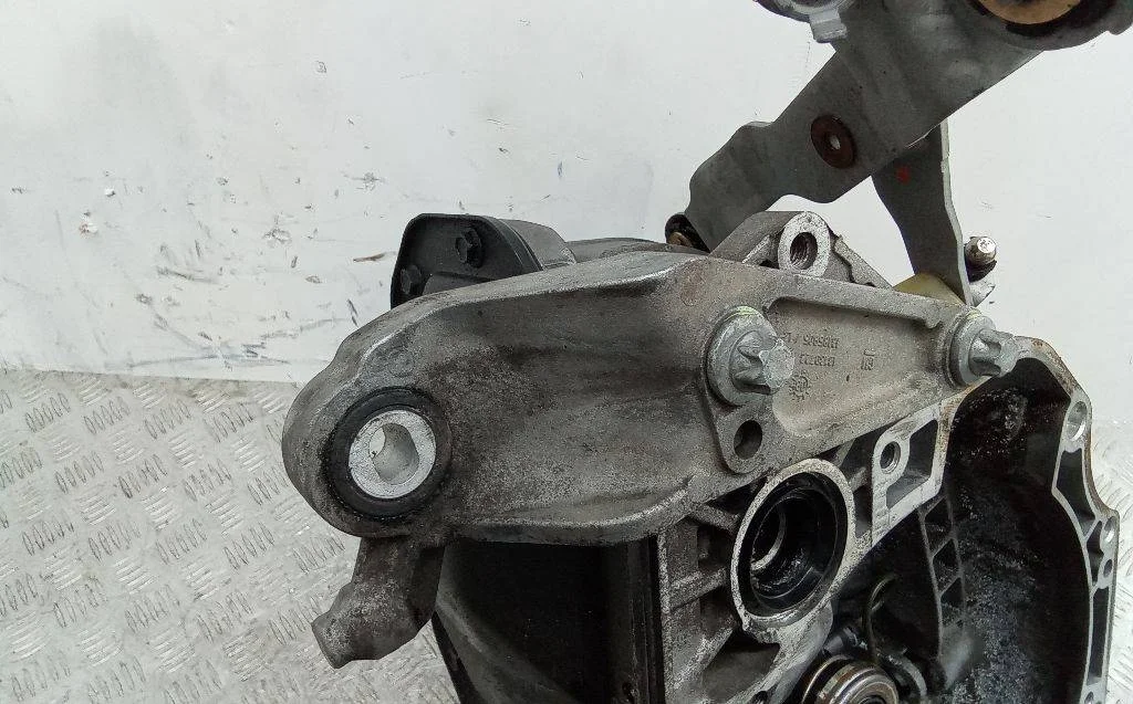 кронштейн коробки (балка кпп) Opel Corsa D