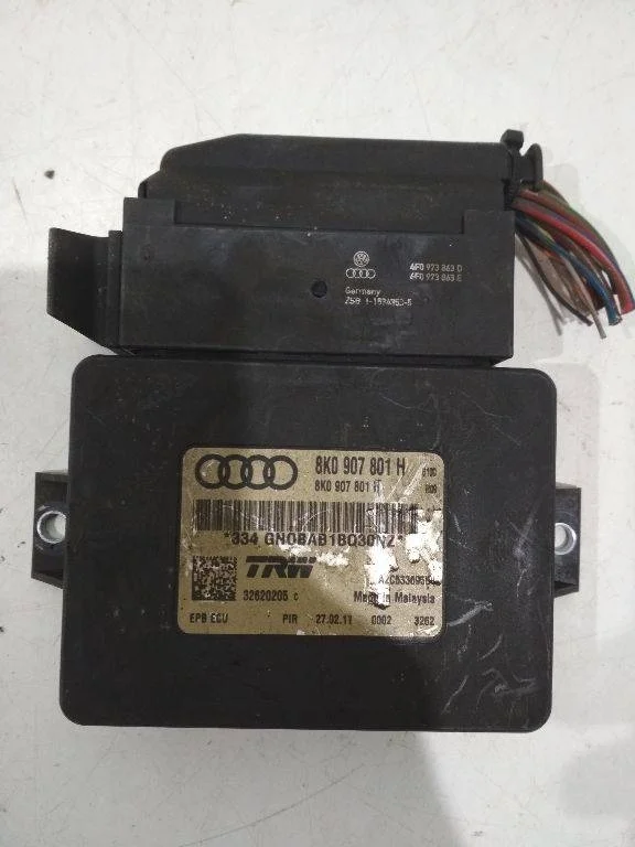 блок управления ручником Audi Q5 8R