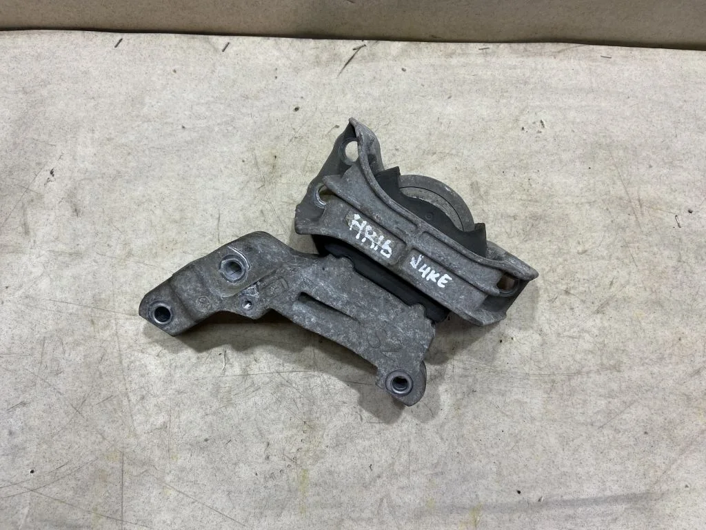 Подушкка двигателя R Nissan Juke F15