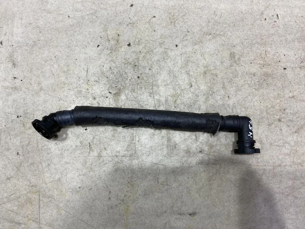 Патрубок вентиляции BMW E53