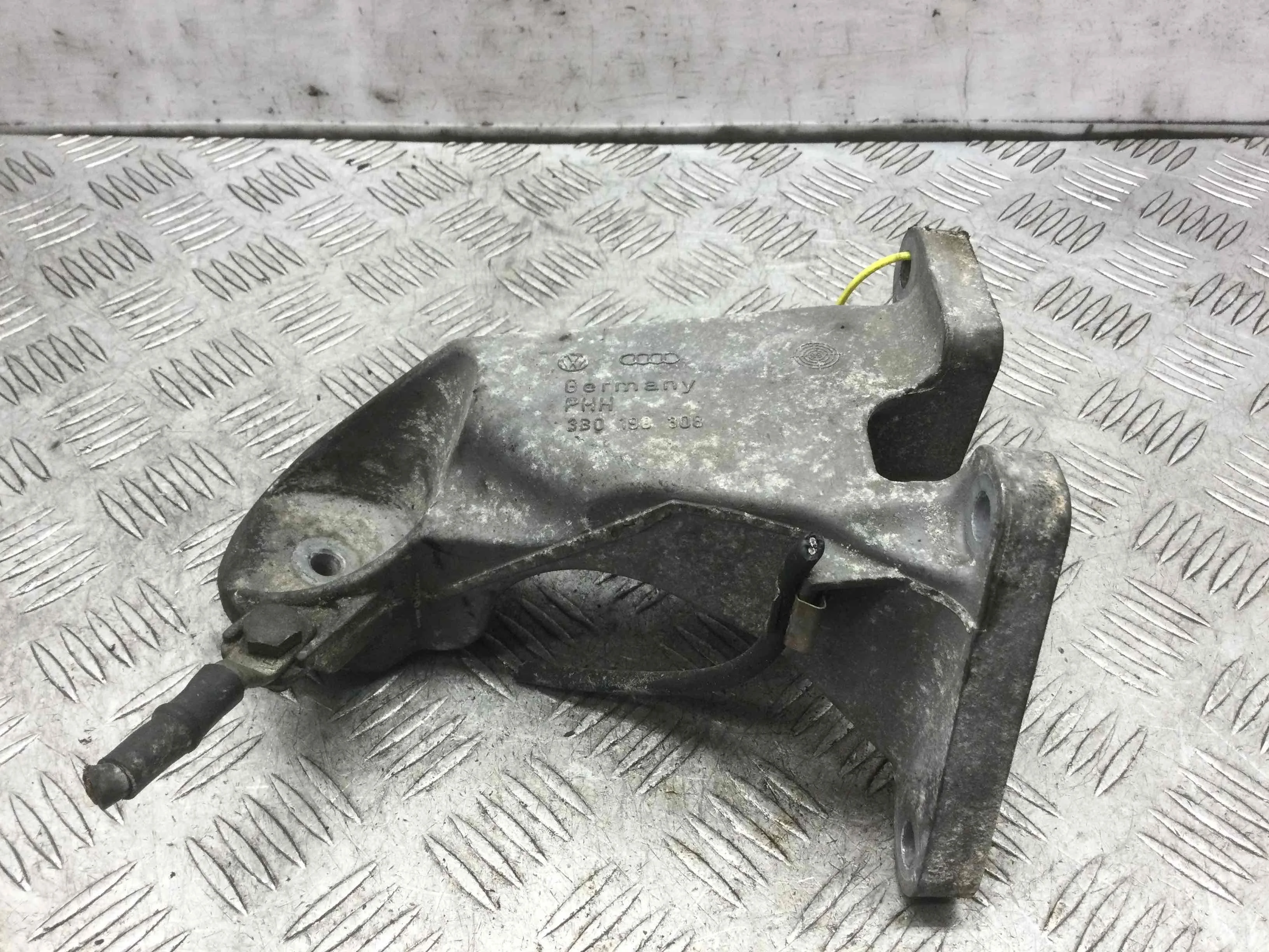 Кронштейн двигателя Volkswagen Passat B5+ [рестайлинг] (2000-2005) бензин 2.3  Автомат Седан