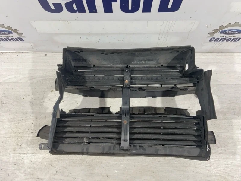 Воздухозаборник (жалюзи радиатора) Ford Kuga 2