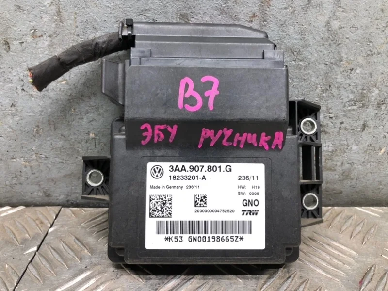 Блок управления ручником Volkswagen Passat B7