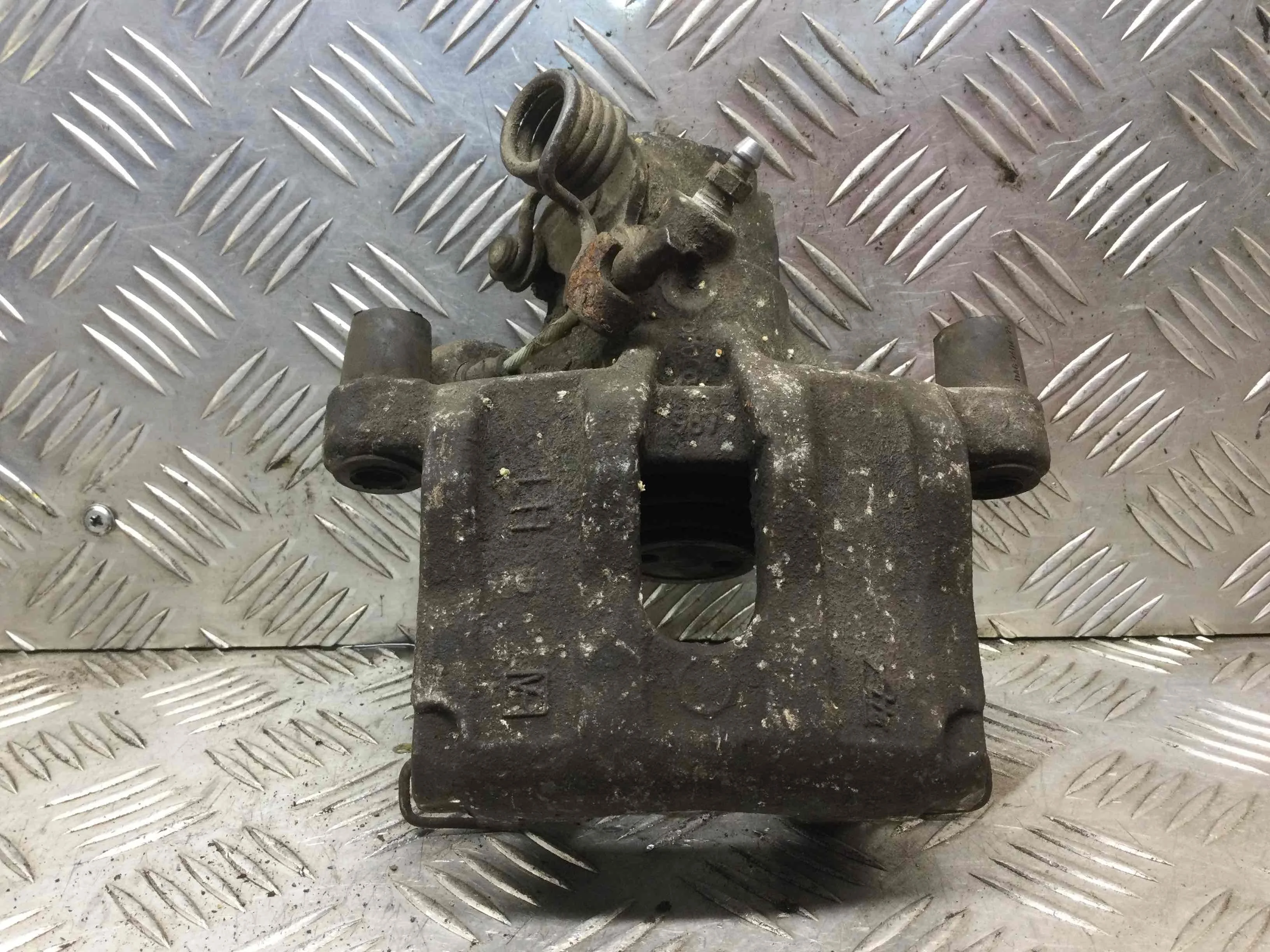 Суппорт задний левый Ford C-MAX 1 поколение (2003-2007) дизель 2.0 TDCi Механика Х/б