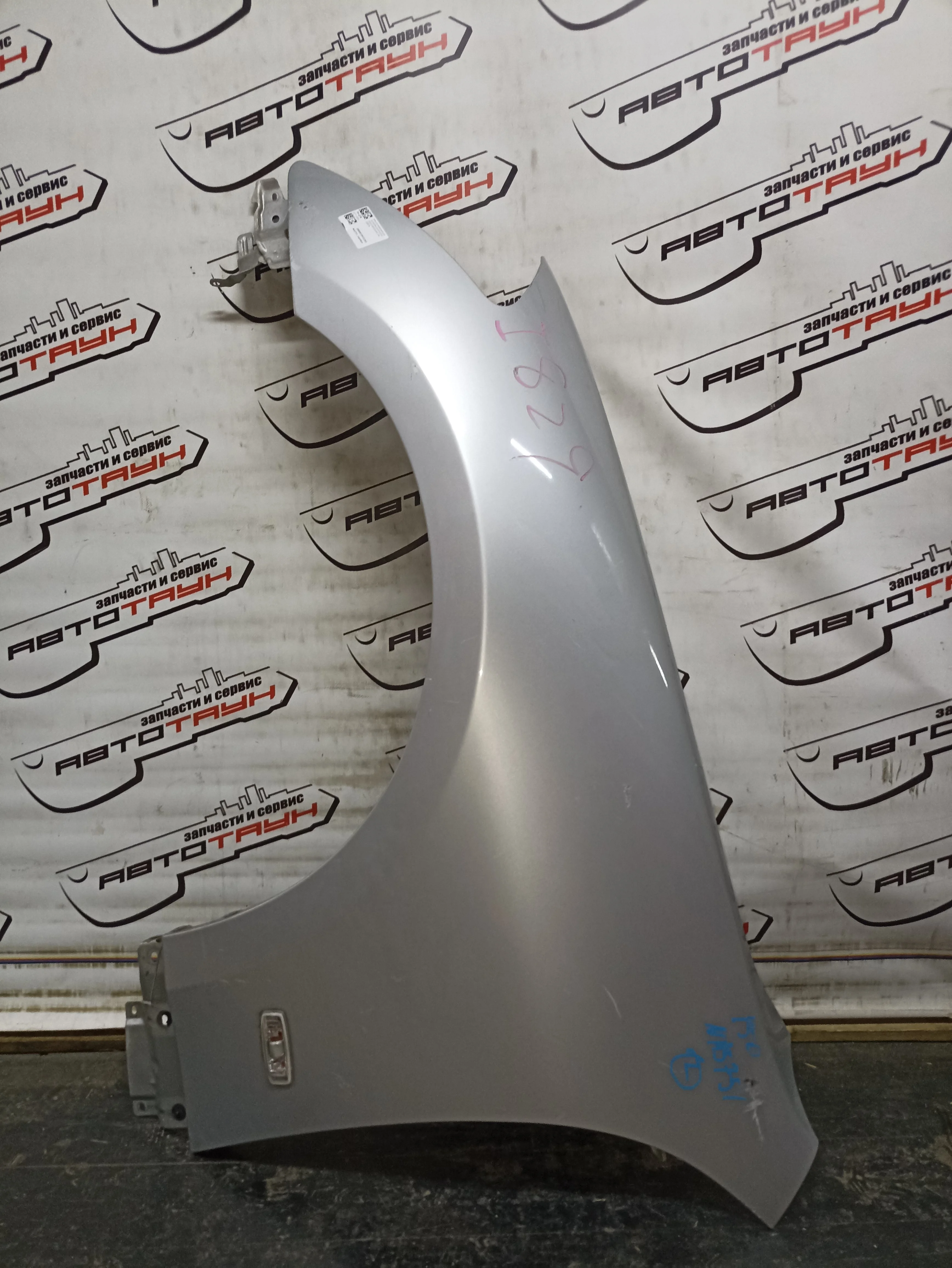 КРЫЛО NISSAN FUGA GY50 PNY50 PY50 Y50 63101EG030 ПЕРЕДНЕЕ ЛЕВОЕ 1 МОДЕЛЬ серебро, K23 NA5751