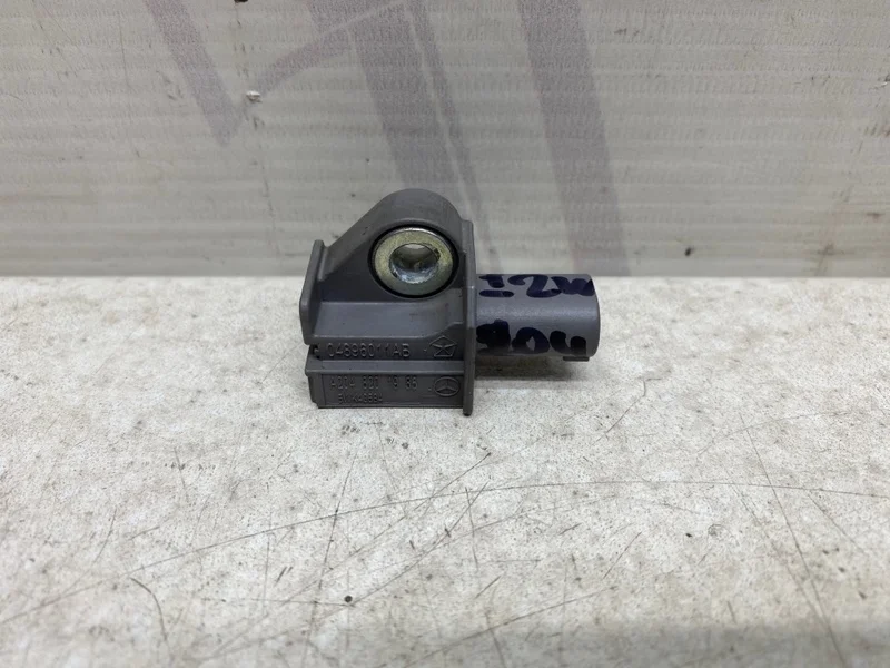 Датчик удара Mercedes-benz 2008 W204