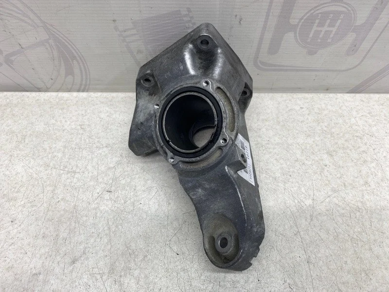 Кронштейн двигателя левый Mercedes-benz 2008 W204