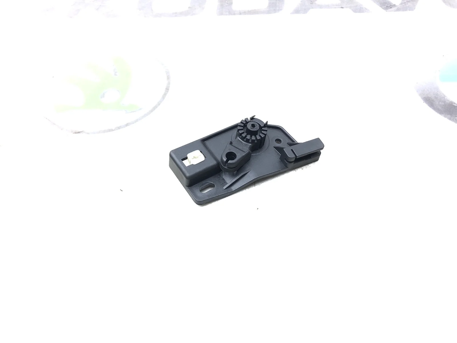 Кронштейн ручки открывания капота Skoda Yeti 2014 1J1823633 5L 2.0 CFHC