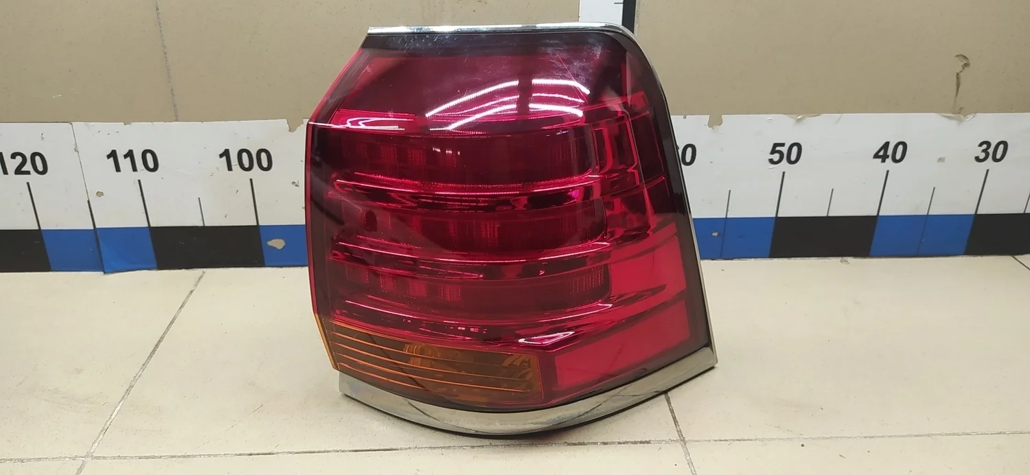 Фонарь задний наружный правый LX 570