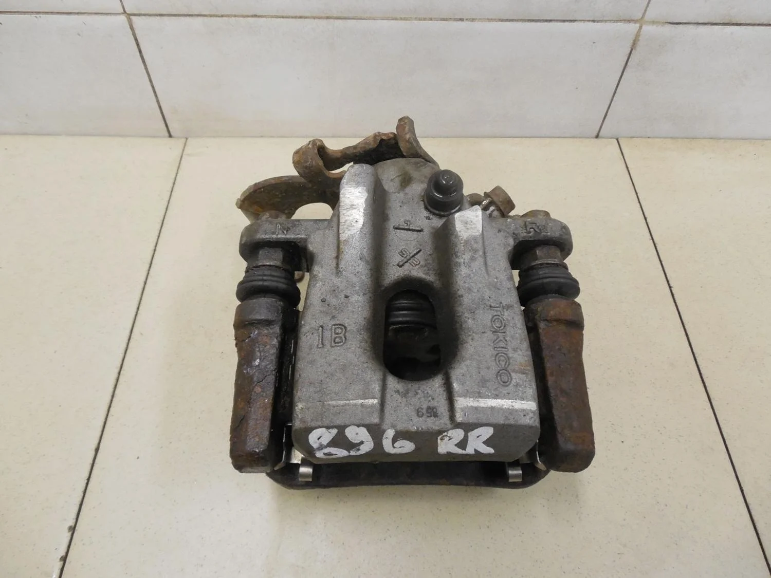 Суппорт задний правый Corolla E15 2006-2013