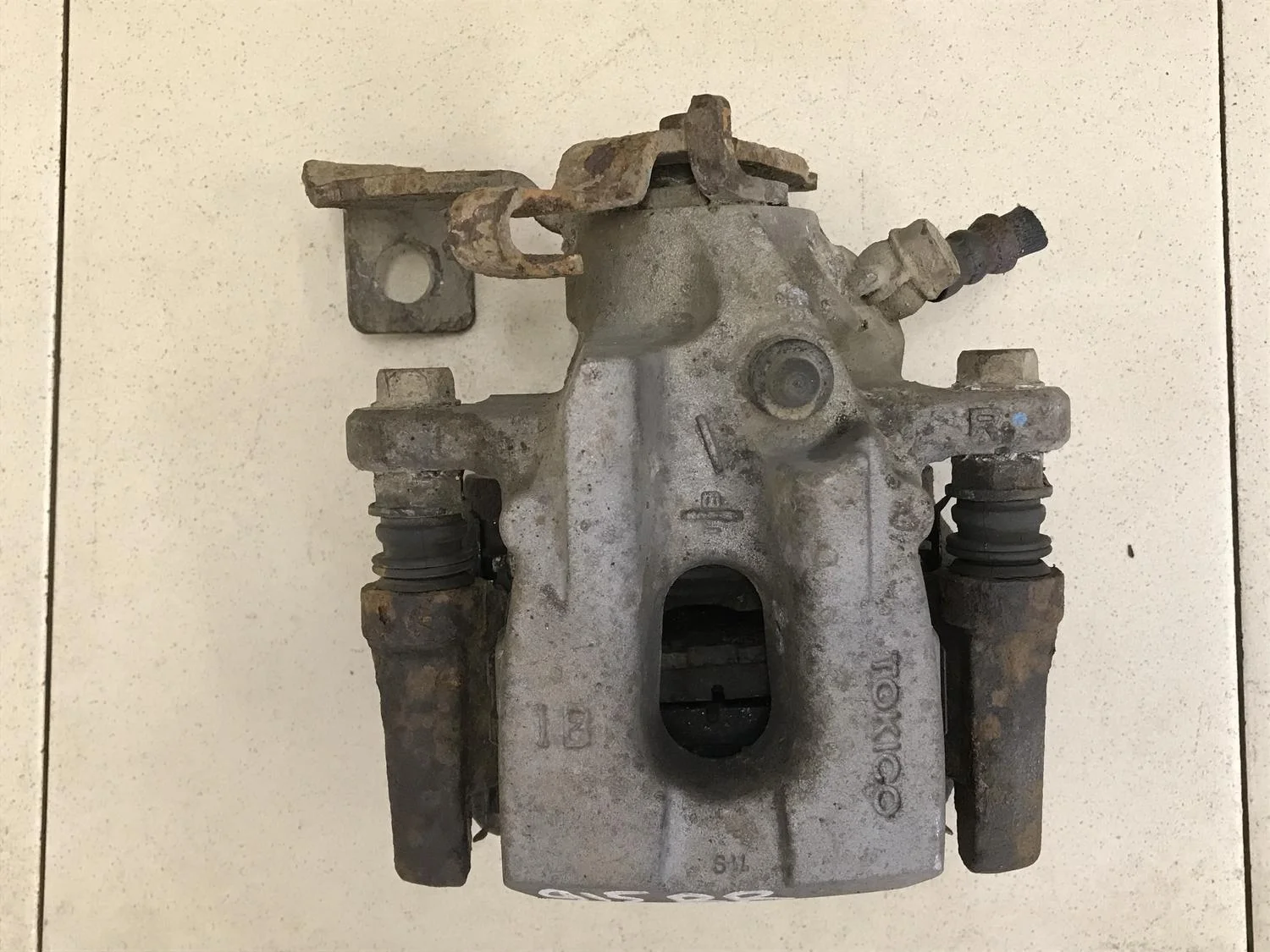 Суппорт задний правый Corolla E15 2006-2013