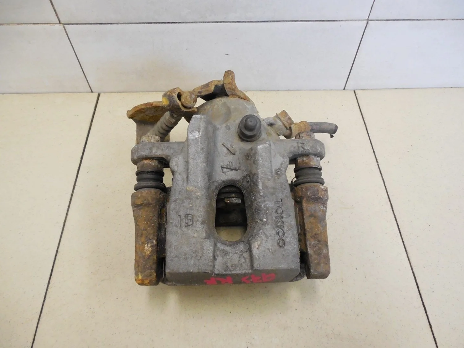 Суппорт задний правый Corolla E15 2006-2013