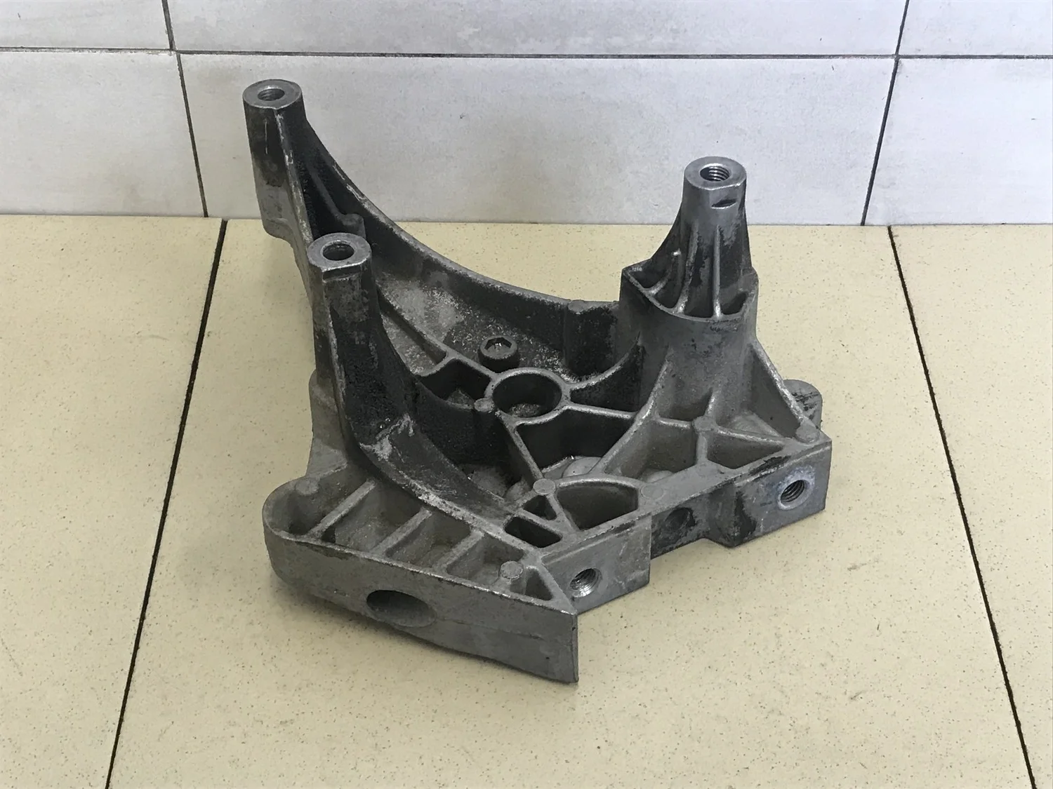 Кронштейн опоры двигателя Touran 2003-2010