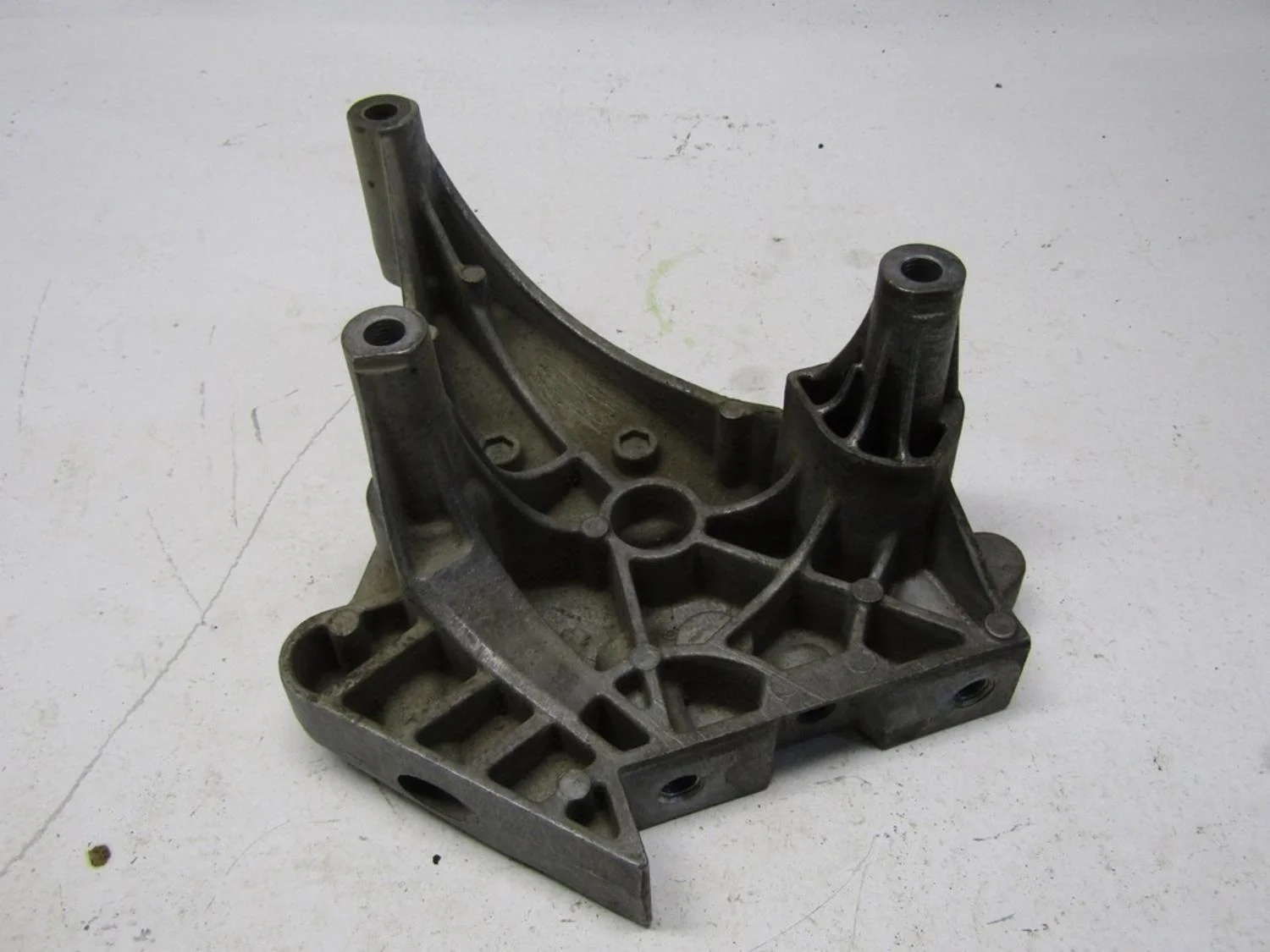 Кронштейн опоры двигателя Touran 2003-2010