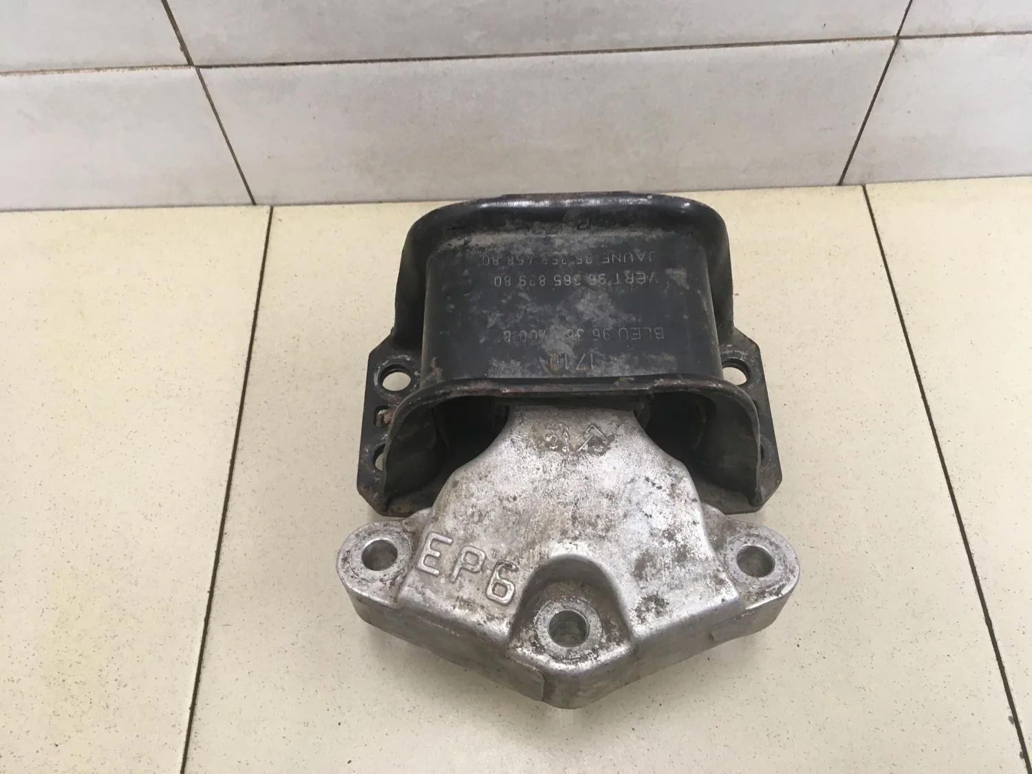 Опора двигателя правая C4 2005-2011