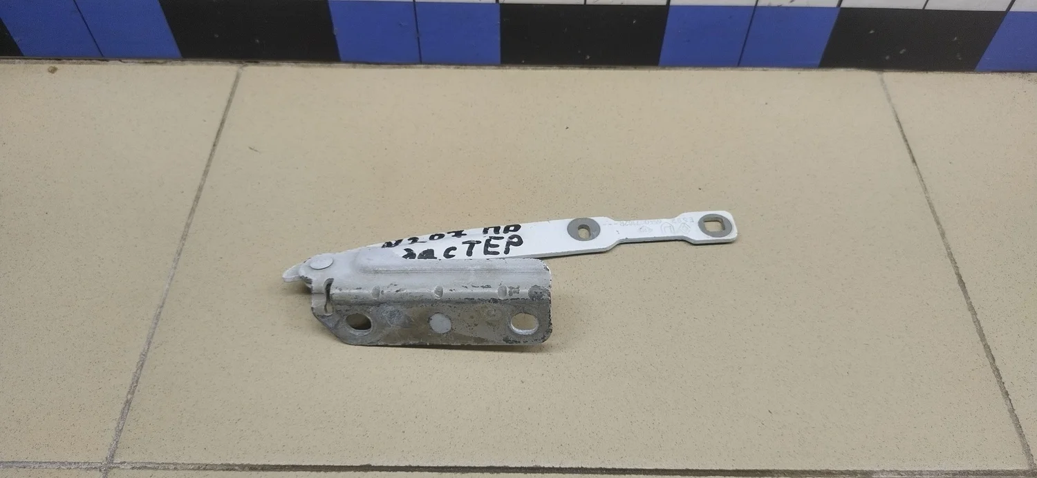 Петля капота правая Duster 2012>