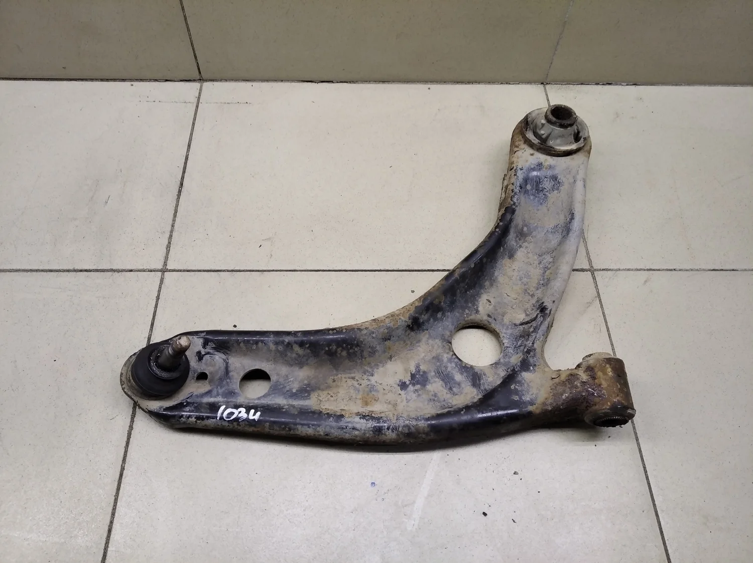 Рычаг передний правый Yaris 2005-2011