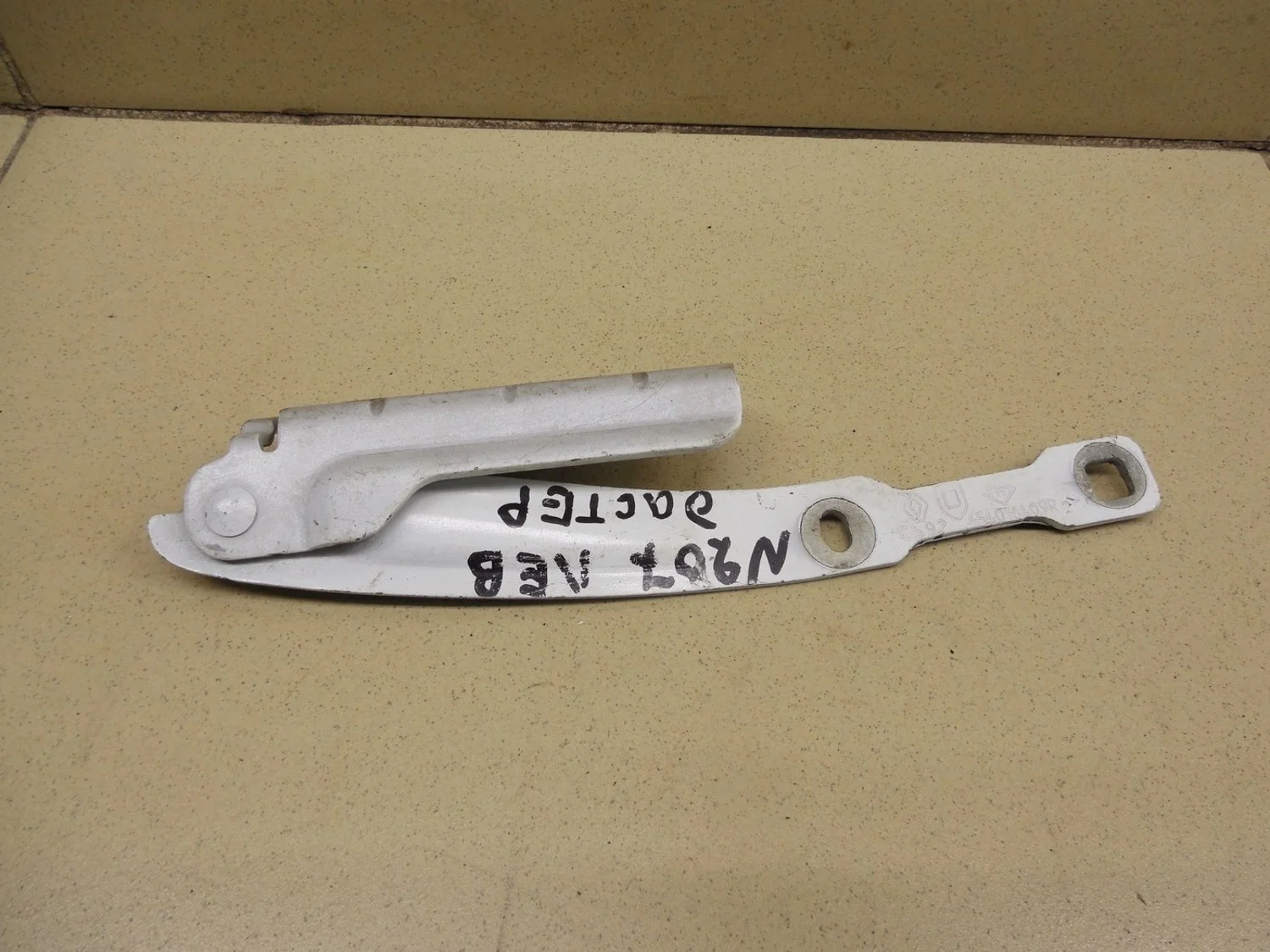 Петля капота левая Duster 2012>