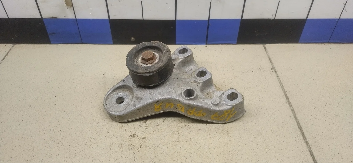 Кронштейн двигателя правый Fabia 2007-2015