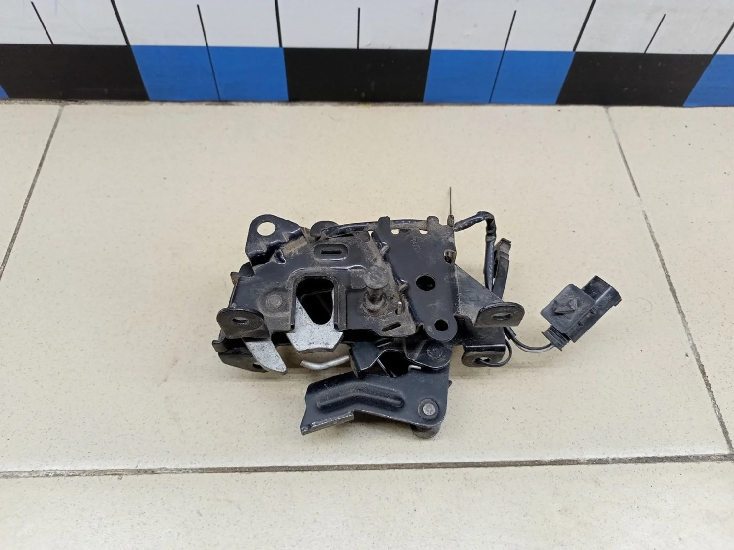 Замок капота 1-серия F20/F21 2011>