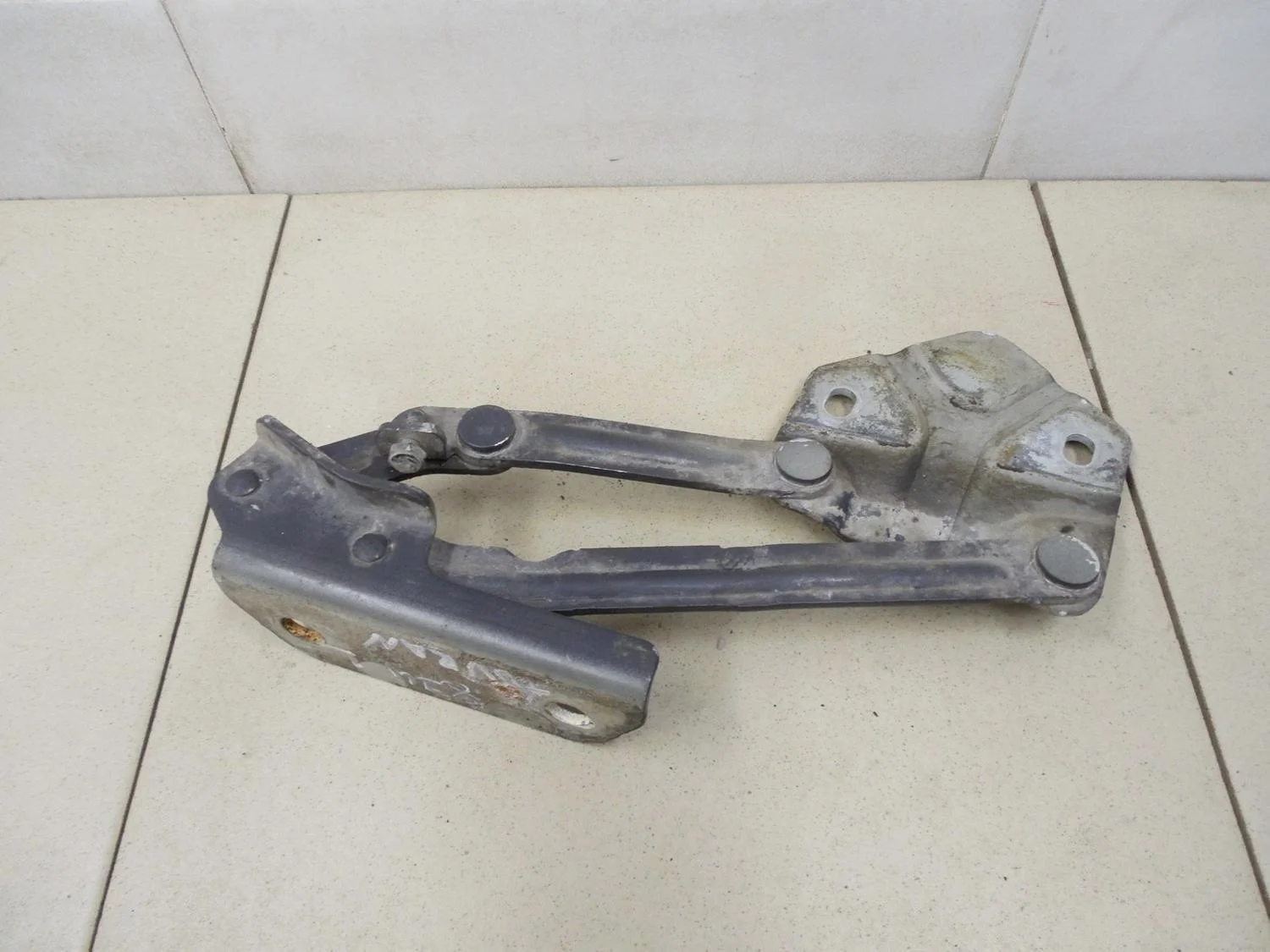 Петля капота левая Touran 2003-2010