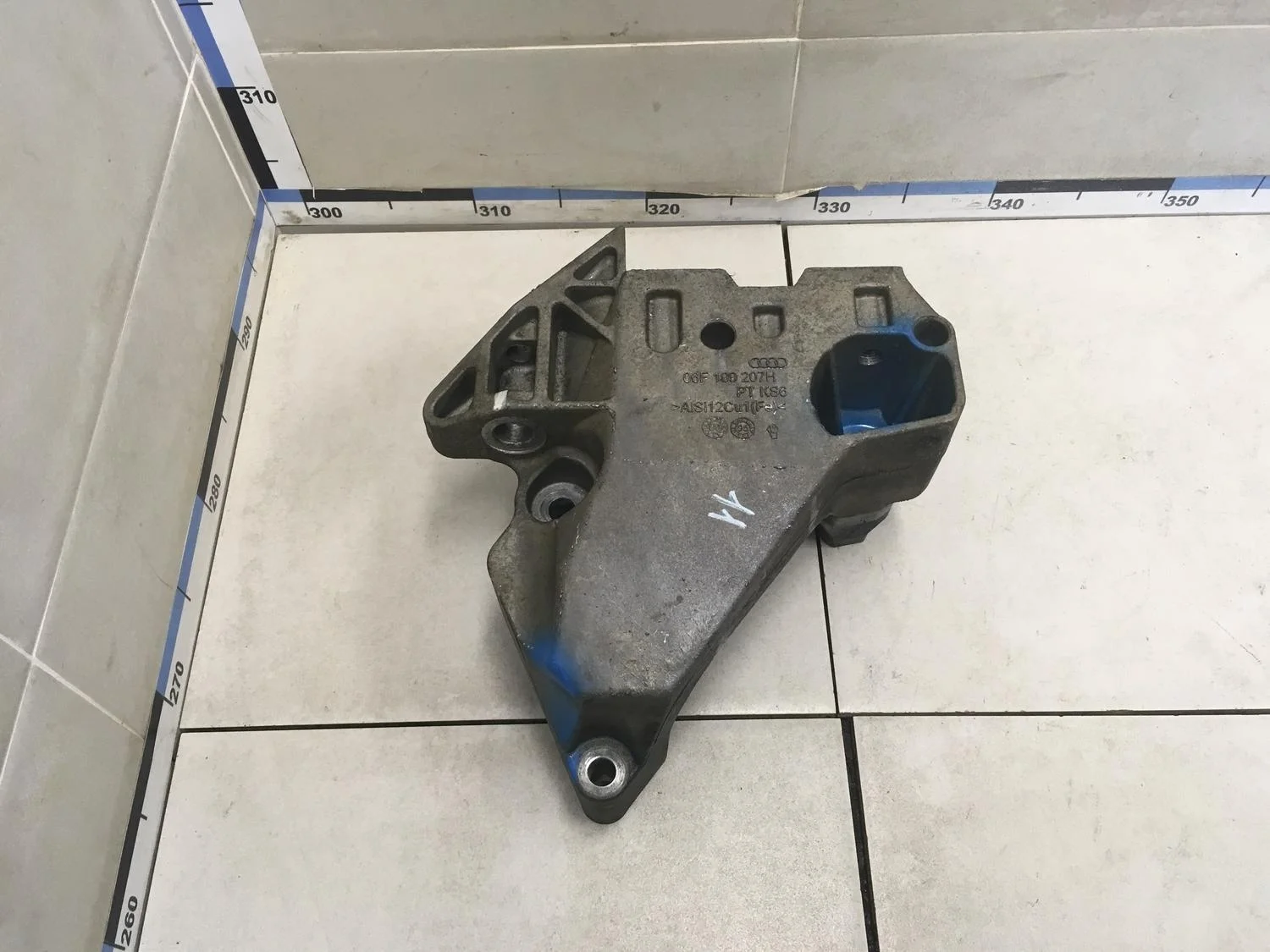 Кронштейн двигателя правый  Passat [B6] 2005-2010