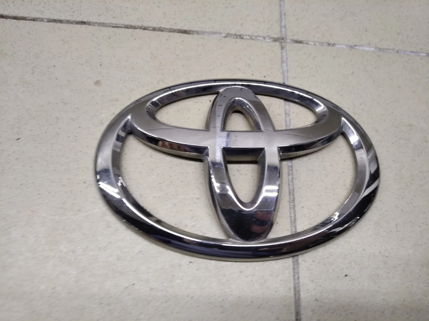 Эмблема на крышку багажника Fortuner 2015>