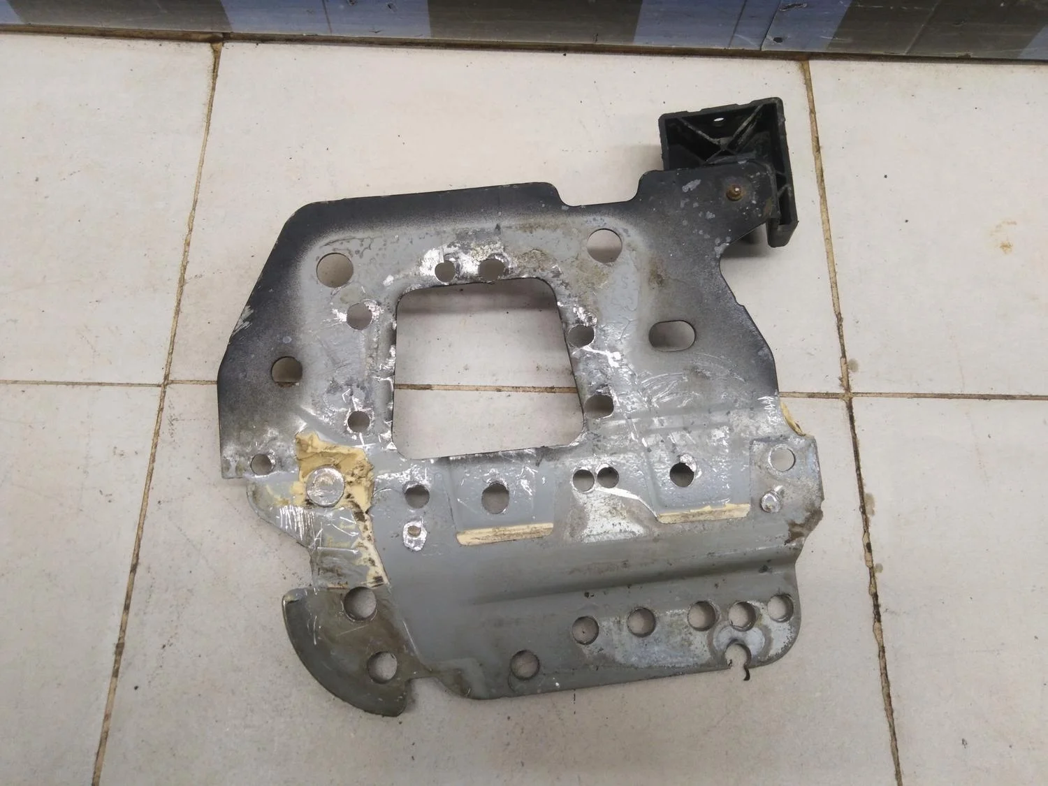 Кронштейн усилителя заднего бампера левый Focus II 2005-2008