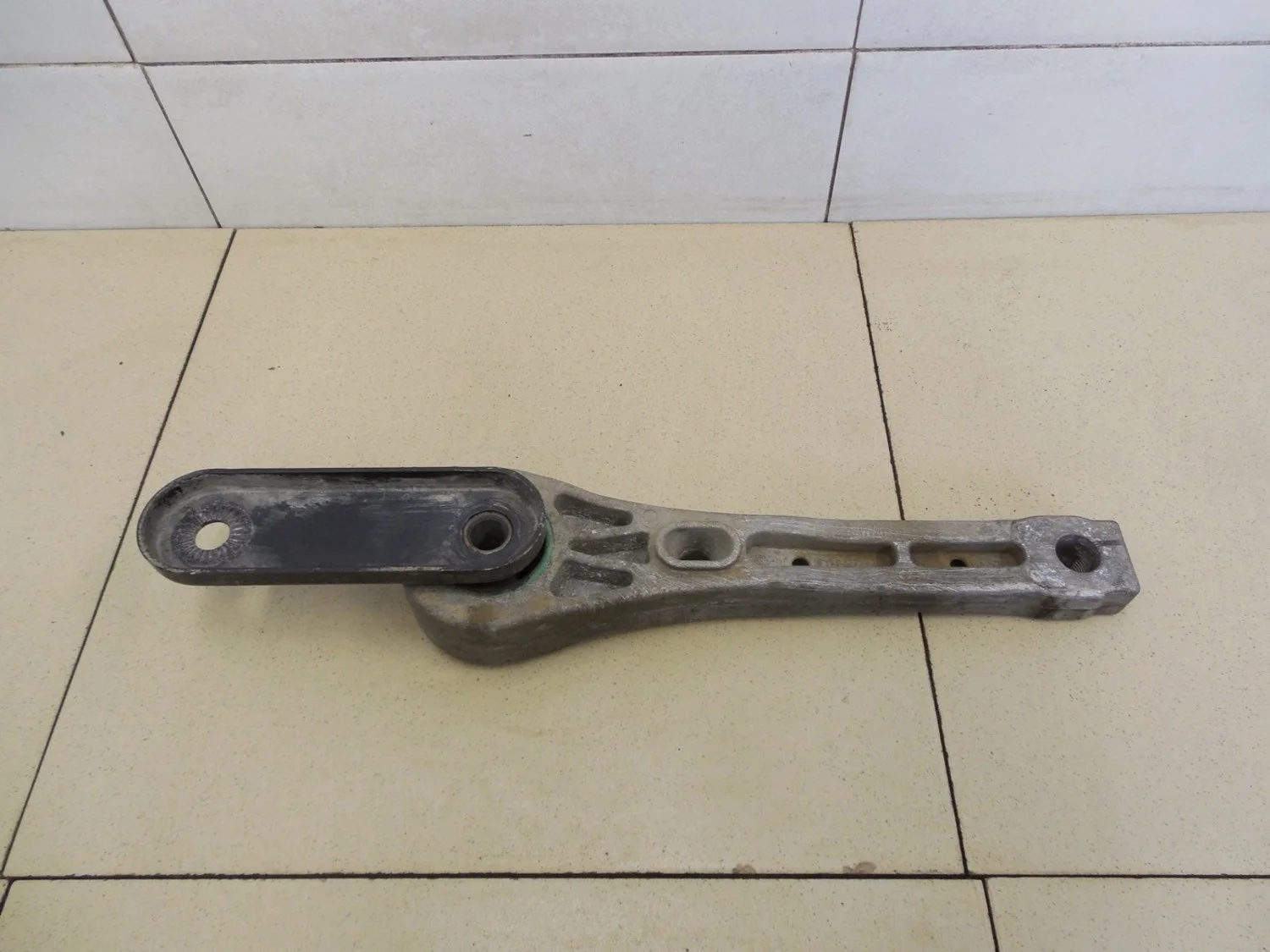 Опора двигателя задняя Passat [B6] 2005-2010