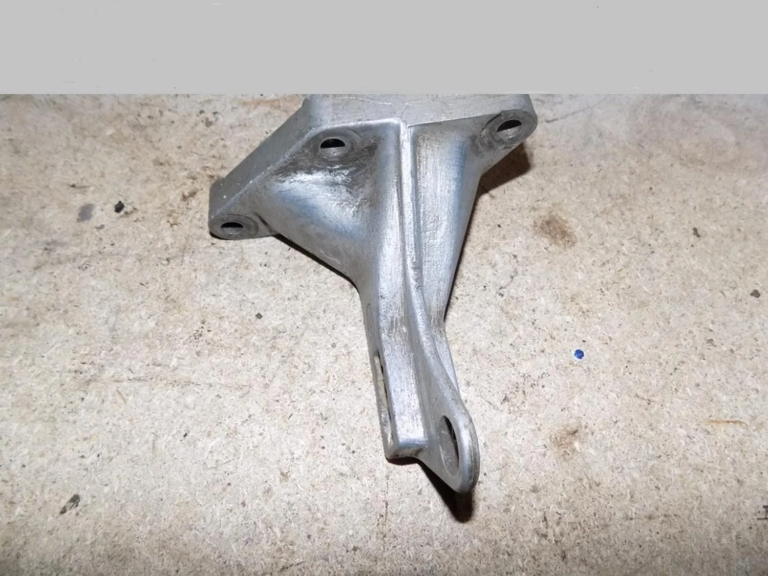 Кронштейн опоры КПП Passat [B3] 1988-1993