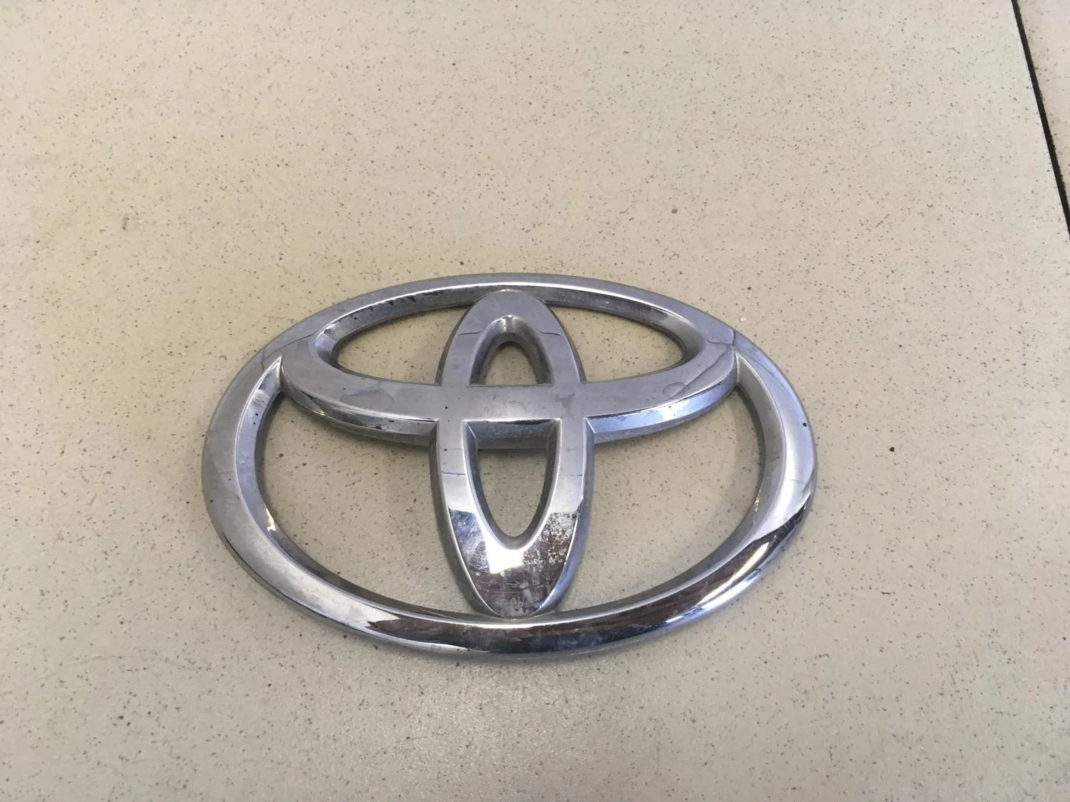 Эмблема на крышку багажника Fortuner 2015>