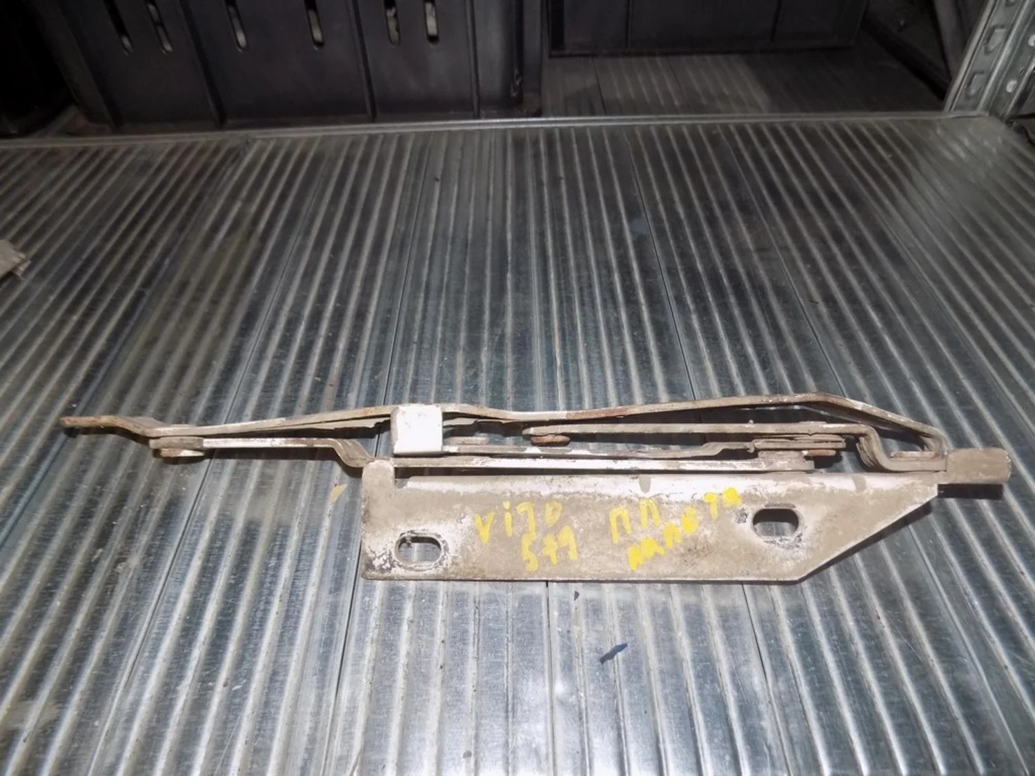 Петля капота правая Vito (638) 1996-2003