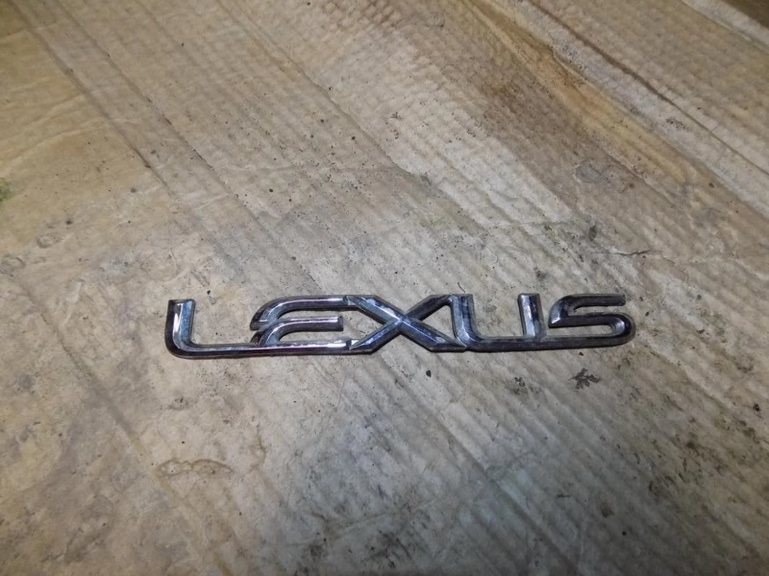 Эмблема на крышку багажника LX 570