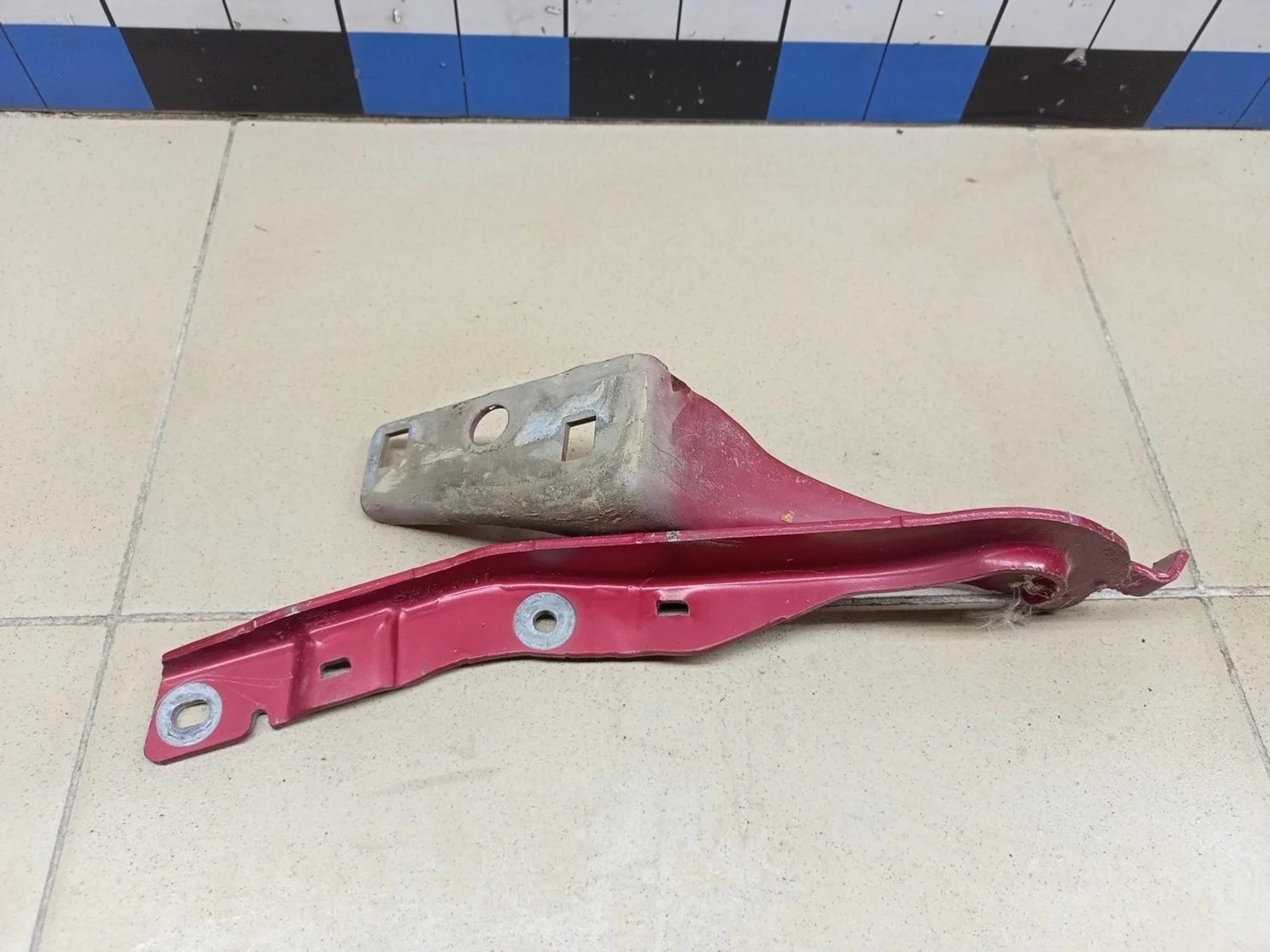 Петля капота левая 308 I 2007-2015