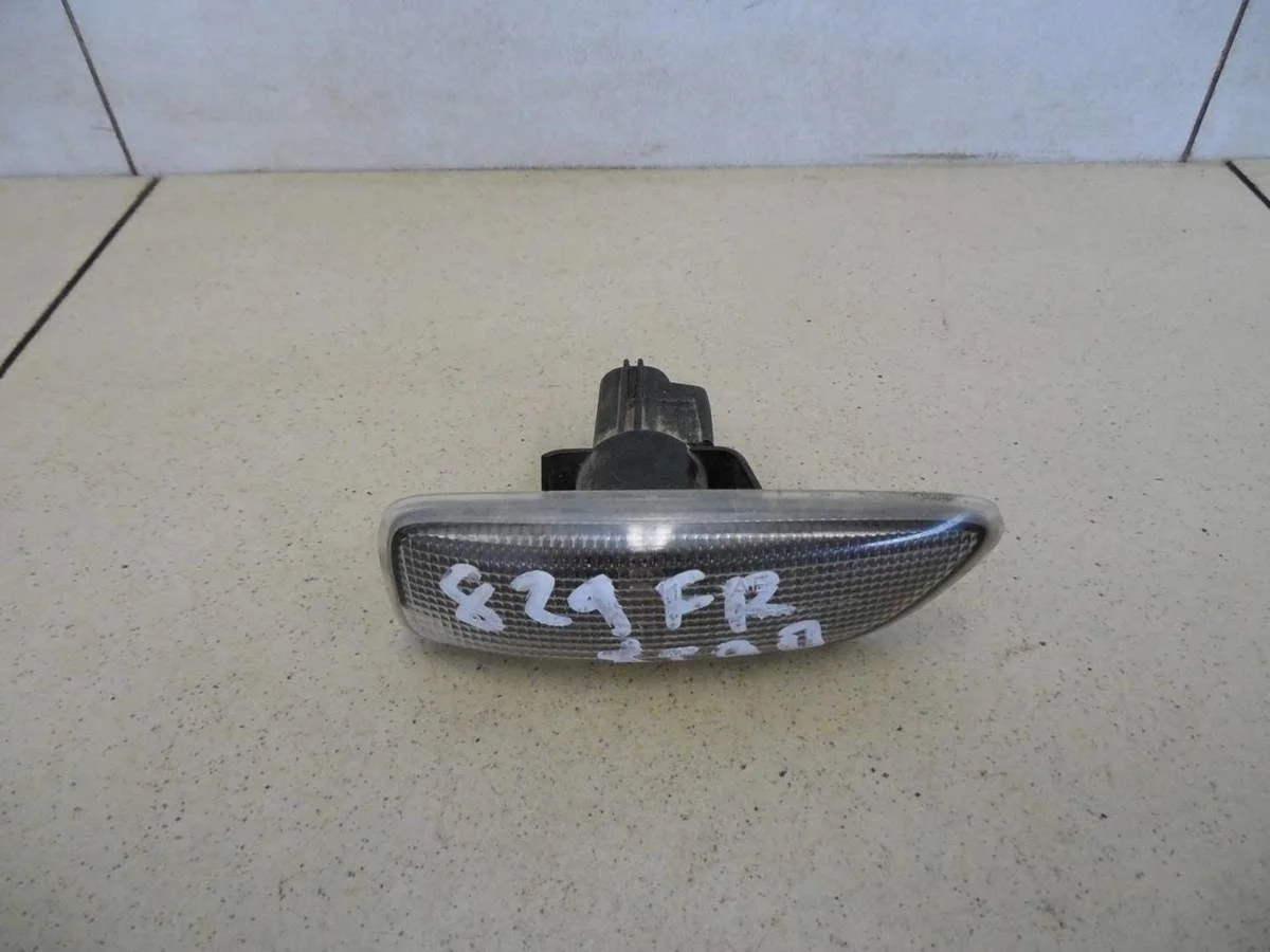 Повторитель на крыло правый белый S60 2000-2009