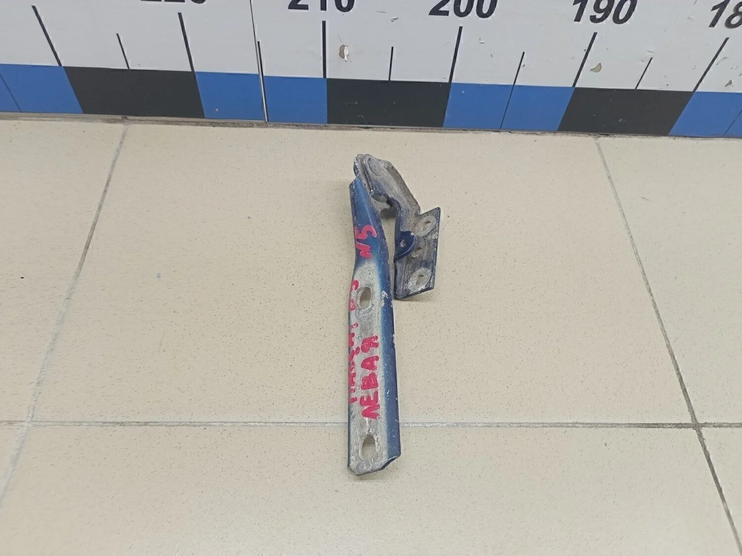 Петля капота левая A4 [B5] 1994-2000