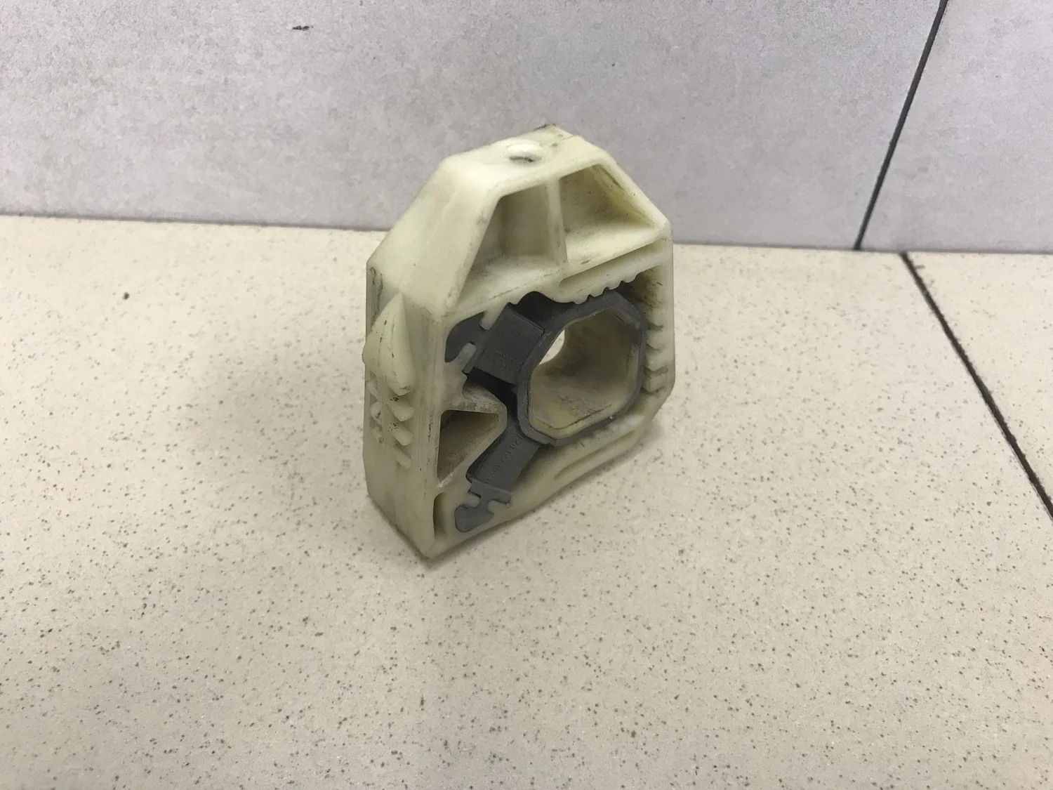 Кронштейн радиатора Fabia 2007-2015