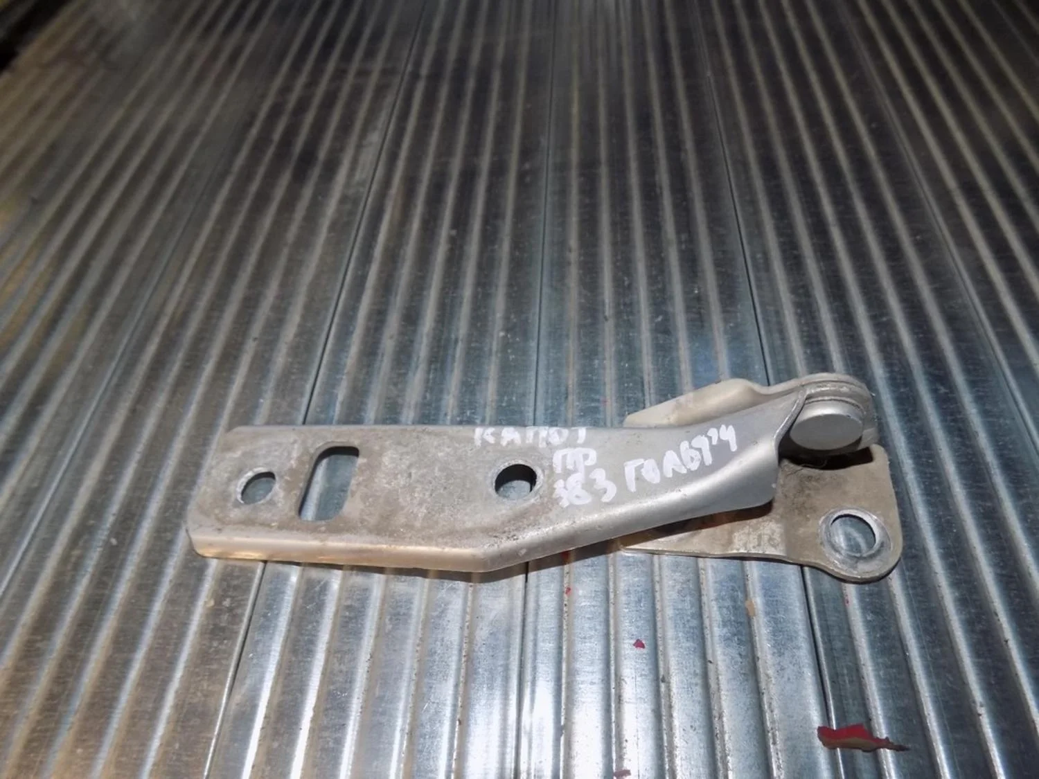 Петля капота правая Golf IV/Bora 1997-2005