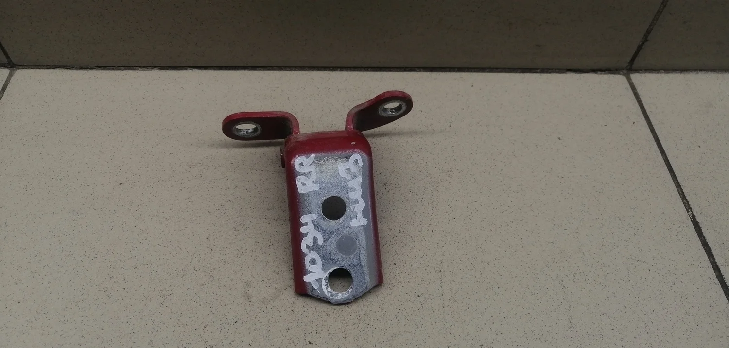 Петля двери задней правой нижняя Yaris 2005-2011