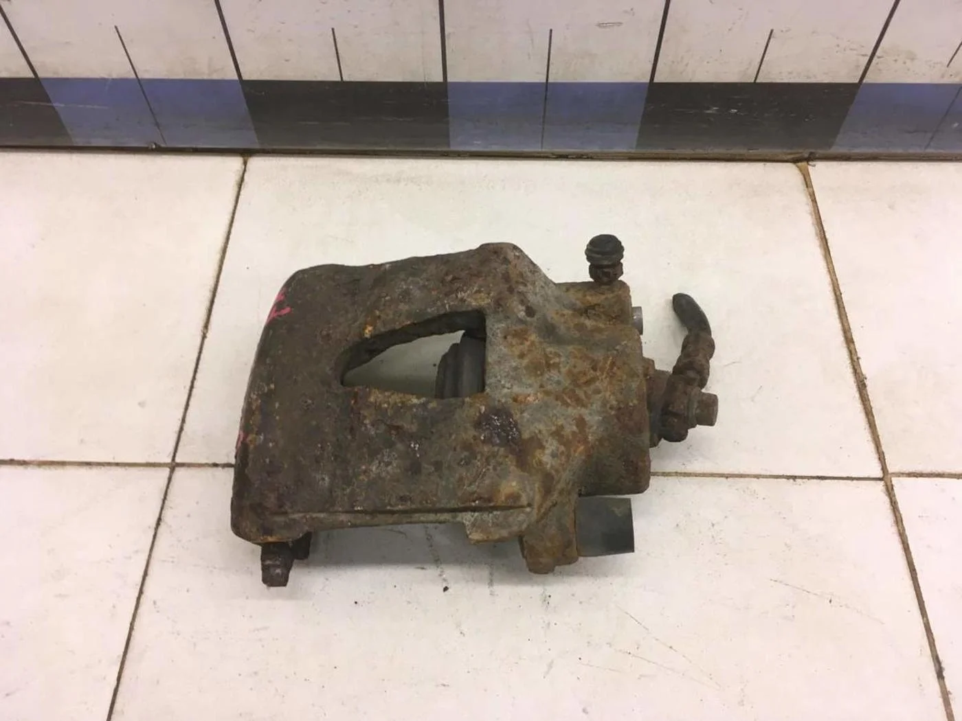 Суппорт передний правый A3 (8L1) 1996-2003