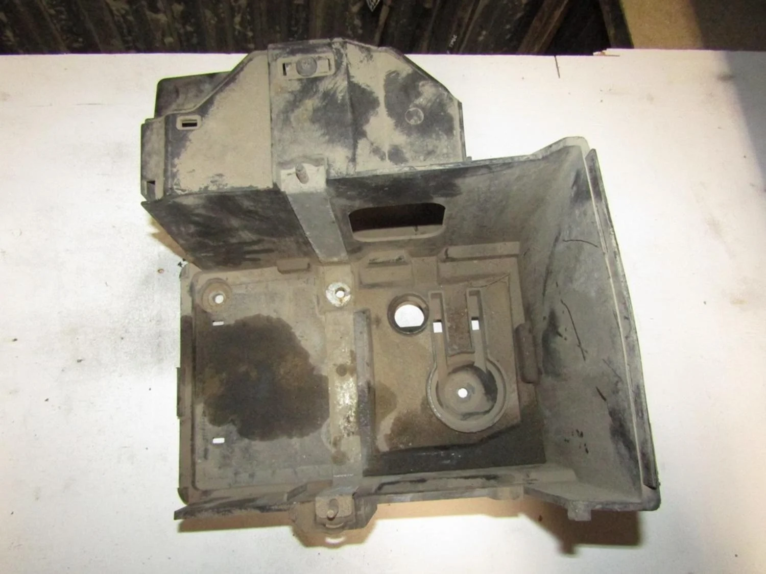 Крепление АКБ (корпус/подставка) Focus II 2005-2008