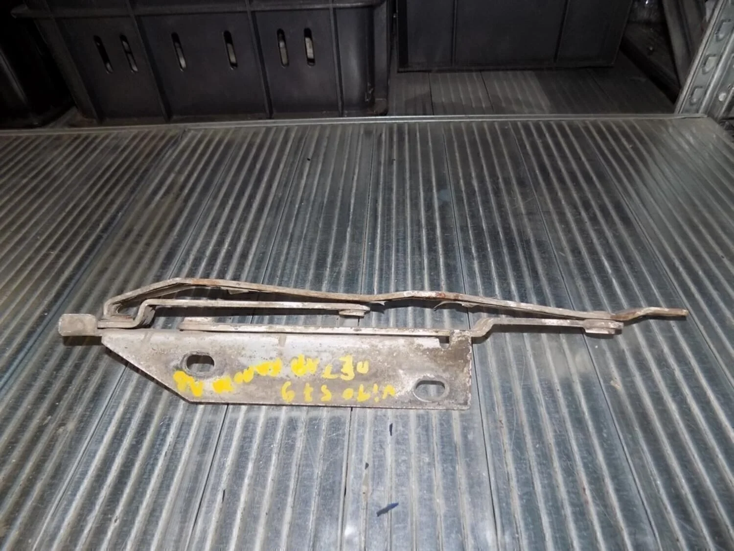 Петля капота левая Vito (638) 1996-2003