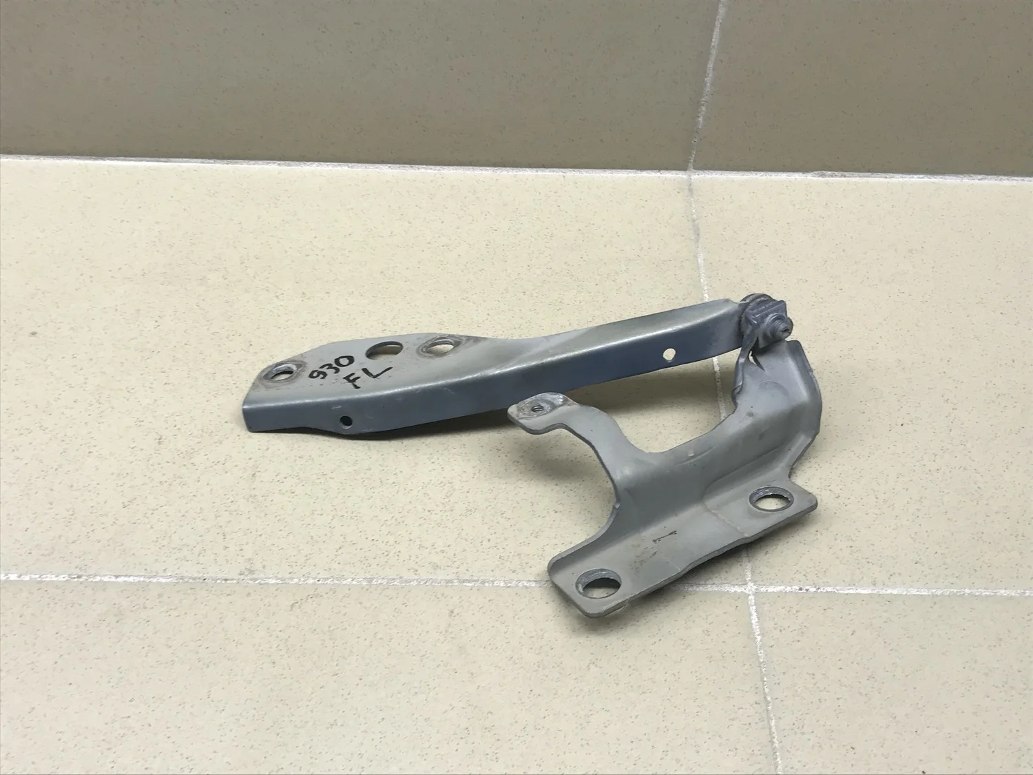 Петля капота левая V50 2004-2012