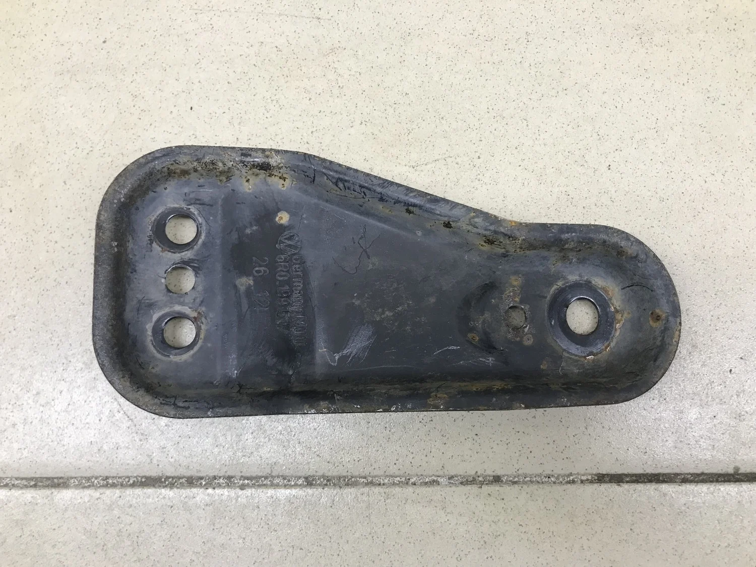 Кронштейн переднего рычага Fabia 2007-2015