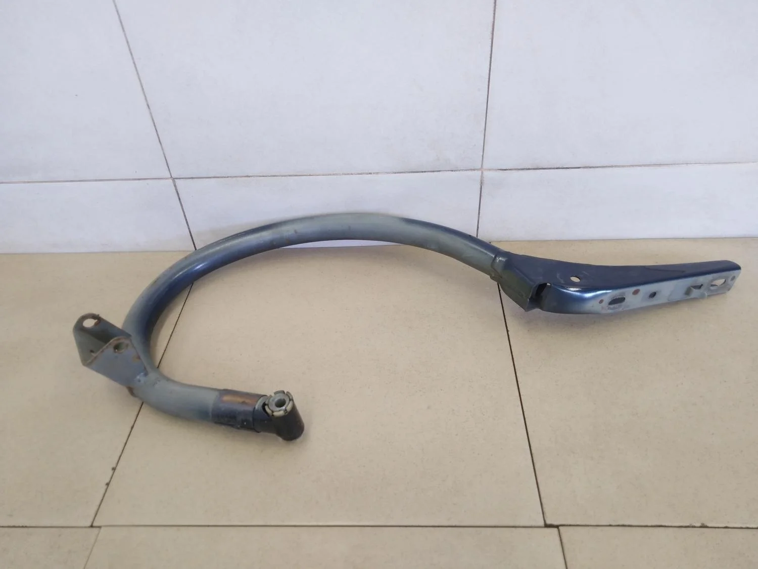Петля крышки багажника правая W203 2000-2006
