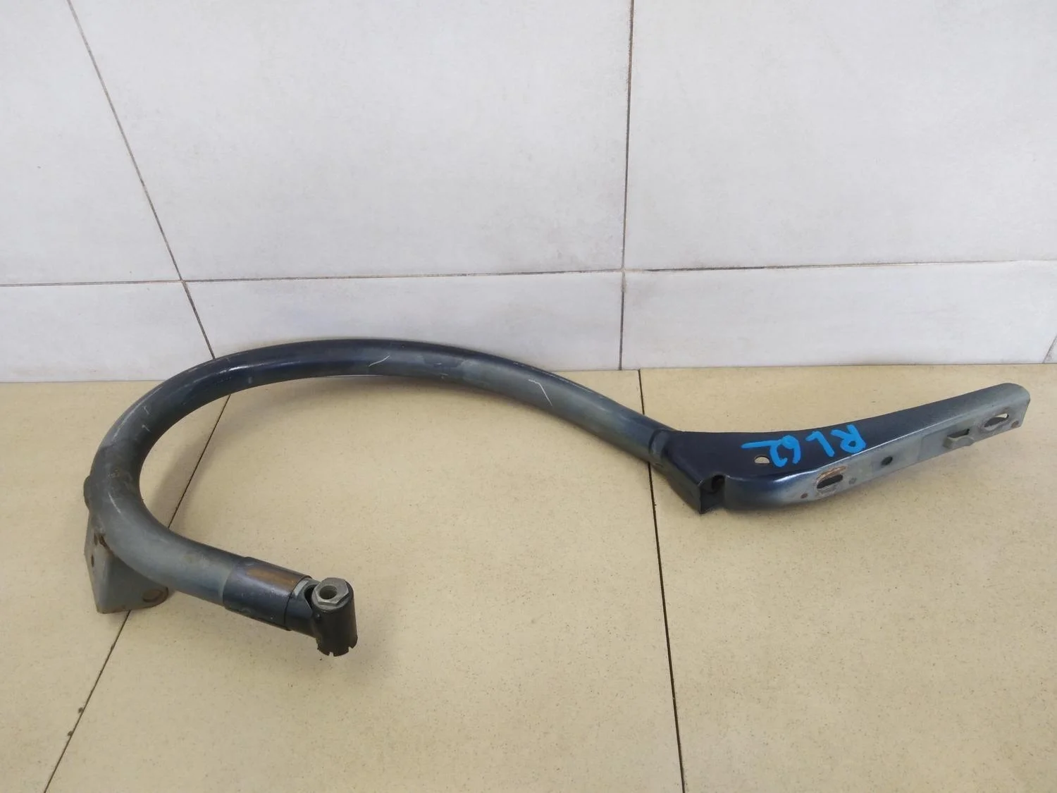 Петля крышки багажника левая W203 2000-2006