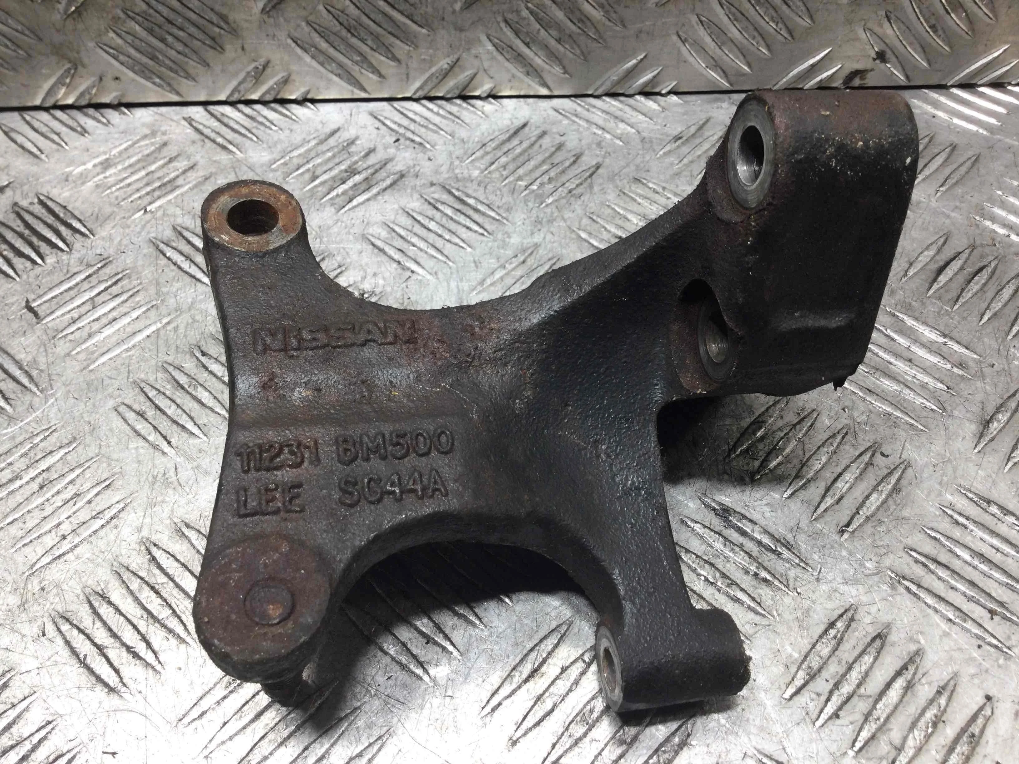 Кронштейн двигателя Nissan Almera Tino V10 2000 - 2006 бензин 1.8 i Механика