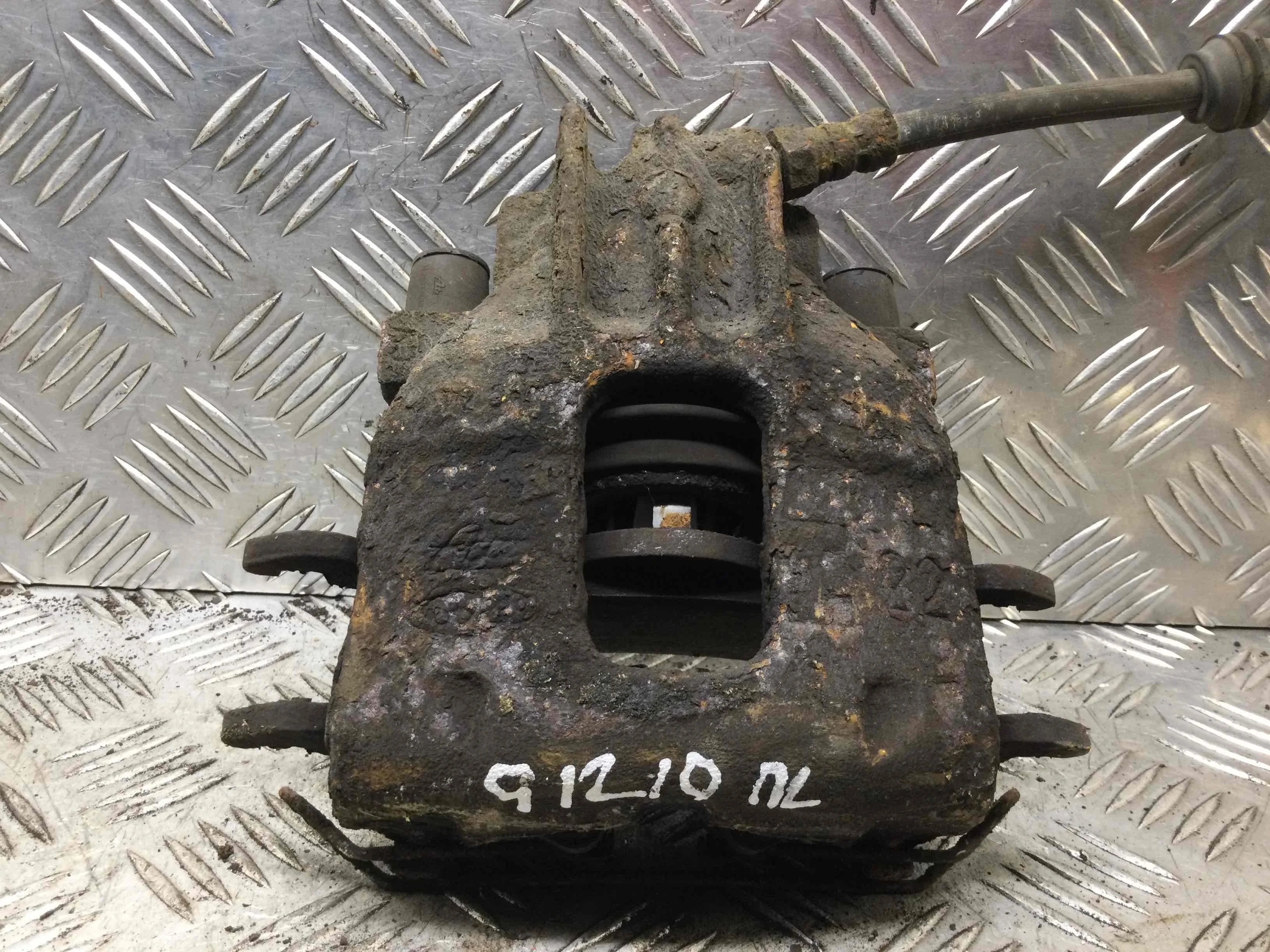 Суппорт передний левый Ford Focus 1 поколение [рестайлинг] (2001-2005) бензин 1.6 i Механика Х/б