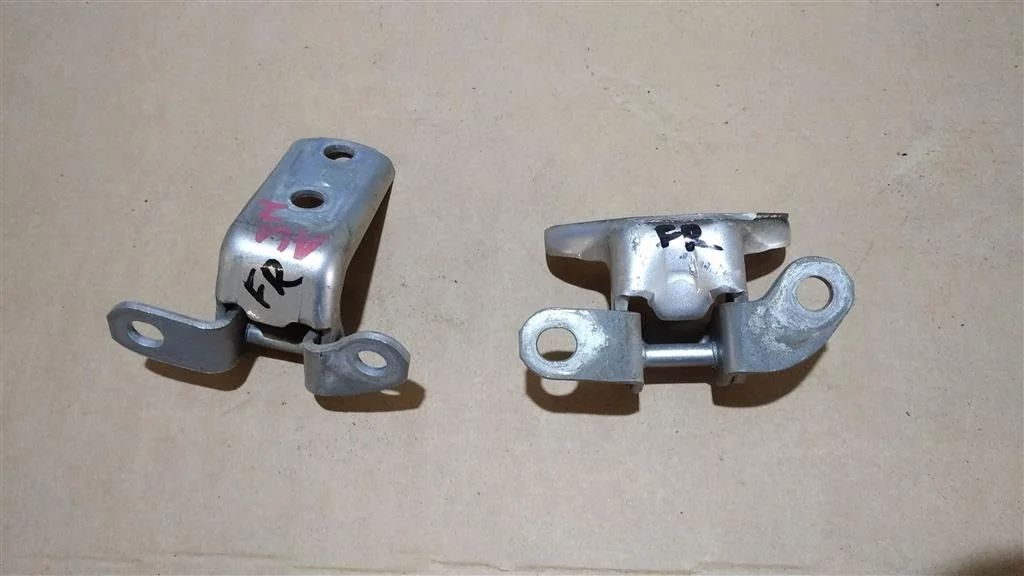 Б.у. петля двери TOYOTA AURIS ZRE150 TOYOTA AURIS ZRE150