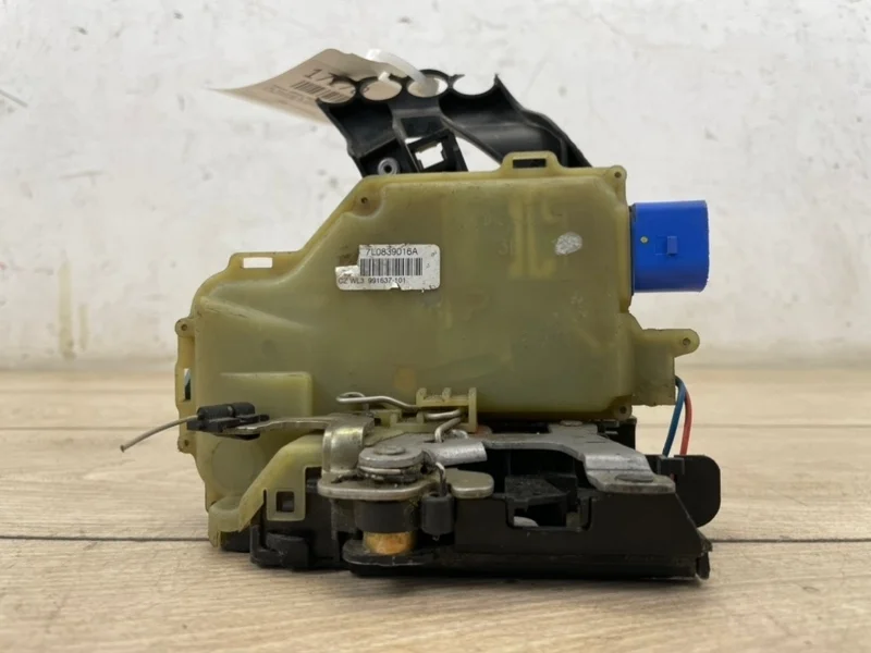 Замок двери VW Touareg 2003-2010 7L